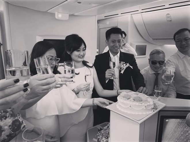 Ấm áp tiệc chúc mừng đám cưới trên mây cùng Vietnam Airlines                                            - Ảnh 1.