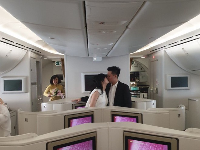 Ấm áp tiệc chúc mừng đám cưới trên mây cùng Vietnam Airlines                                            - Ảnh 2.