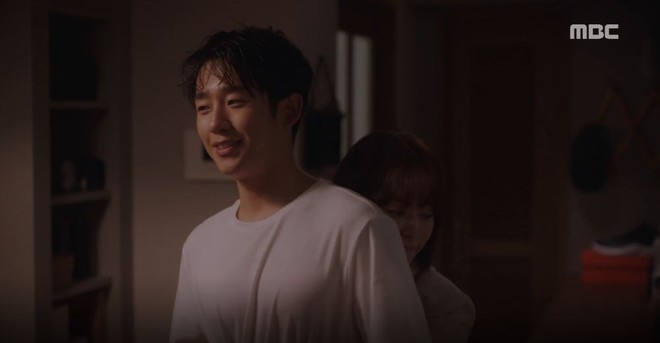 Han Ji Min đánh dấu chủ quyền lên crush Jung Hae In bằng cảnh giường chiếu trong Đêm Xuân tập 12 - Ảnh 1.