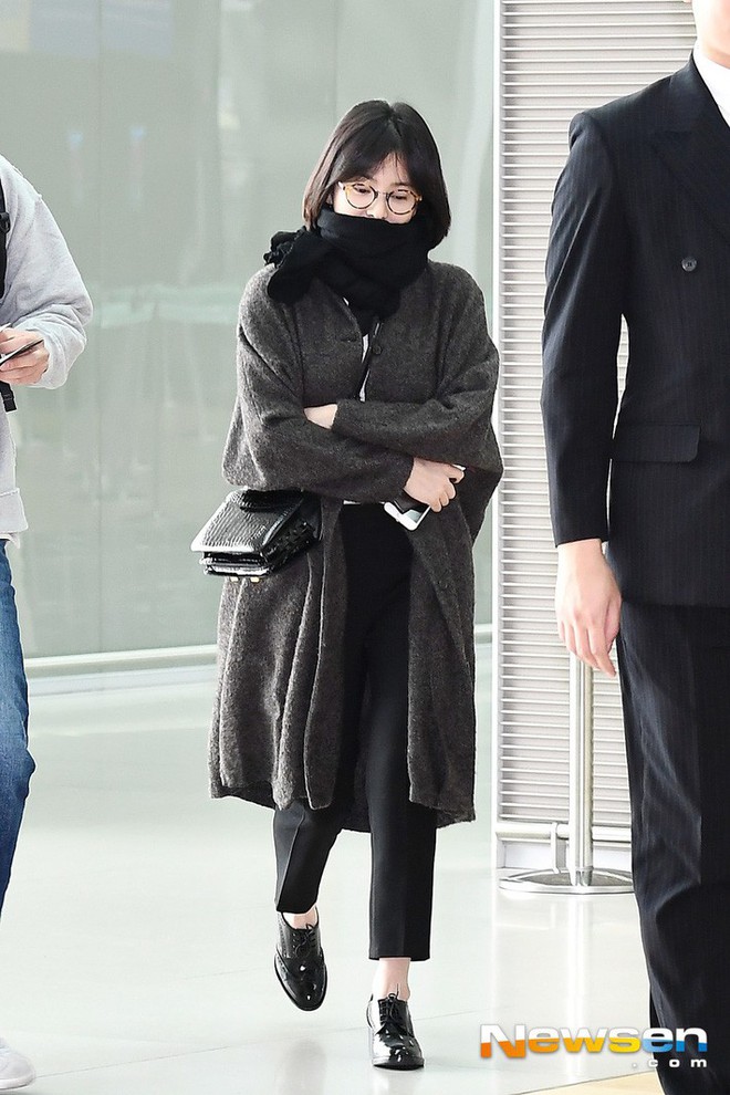 Trước khi ly hôn, Song Hye Kyo từng có phong cách sân bay xuề xòa đến đơn điệu - Ảnh 4.