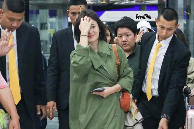 Trước khi ly hôn, Song Hye Kyo từng có phong cách sân bay xuề xòa đến đơn điệu - Ảnh 6.