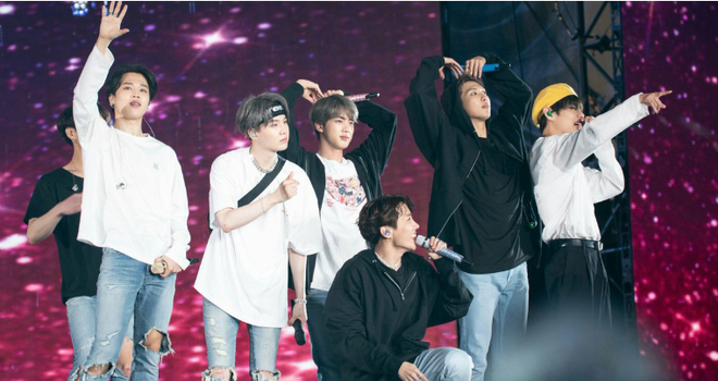 Vượt qua Ariana Grande, Spice Girls, c&aacute;c ch&agrave;ng trai BTS ch&iacute;nh thức dẫn đầu danh s&aacute;ch tour diễn c&oacute; doanh thu cao nhất trong th&aacute;ng 5 - Ảnh 1.