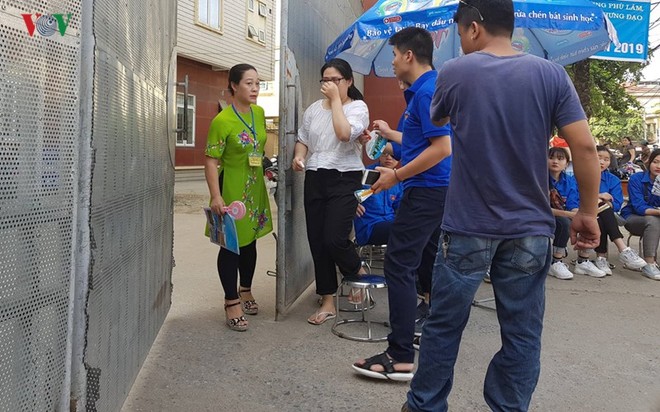 Th&iacute; sinh bật kh&oacute;c nức nở v&igrave; qu&ecirc;n giấy b&aacute;o thi v&agrave; Atlat - Ảnh 2.