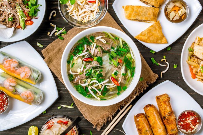 Khi mẹ bạn nấu có một món nhưng phải rửa cả bồn: đừng phàn nàn vì đó là một điều kì diệu của ẩm thực Việt Nam - Ảnh 1.