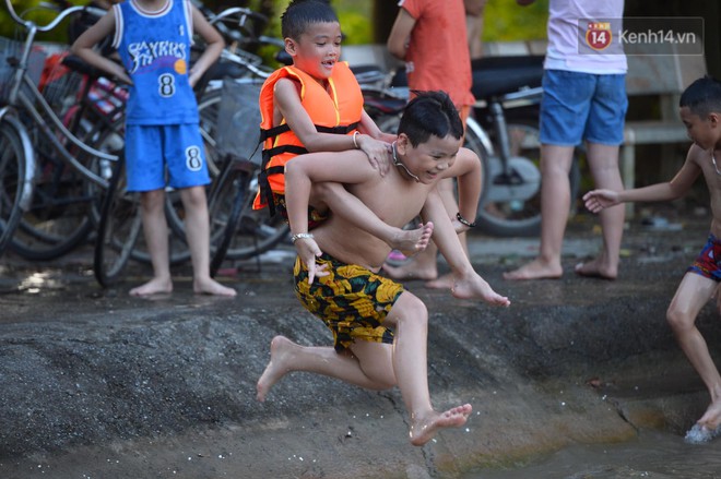 Người dân ngoại thành thích thú tắm giải nhiệt ở hồ nhân tạo giữa cái nắng như thiêu như đốt lên đến 40 độ C - Ảnh 11.