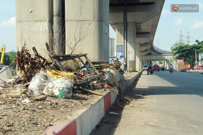 Đường sắt Cát Linh – Hà Đông: Chân nhà ga ngập tràn rác thải hôi thối, trở thành nơi nuôi nhốt gà - Ảnh 3.