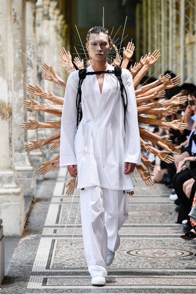 Tưởng chừng như Các vị La Hán chùa Tây Phương đã hạ phàm tại Paris Fashion Week - Ảnh 1.