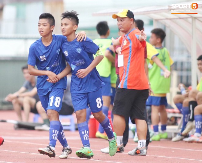 Thắng nghẹt thở trên chấm phạt đền, U15 Nghệ An lên ngôi vô địch giải U15 Quốc gia - Ảnh 1.