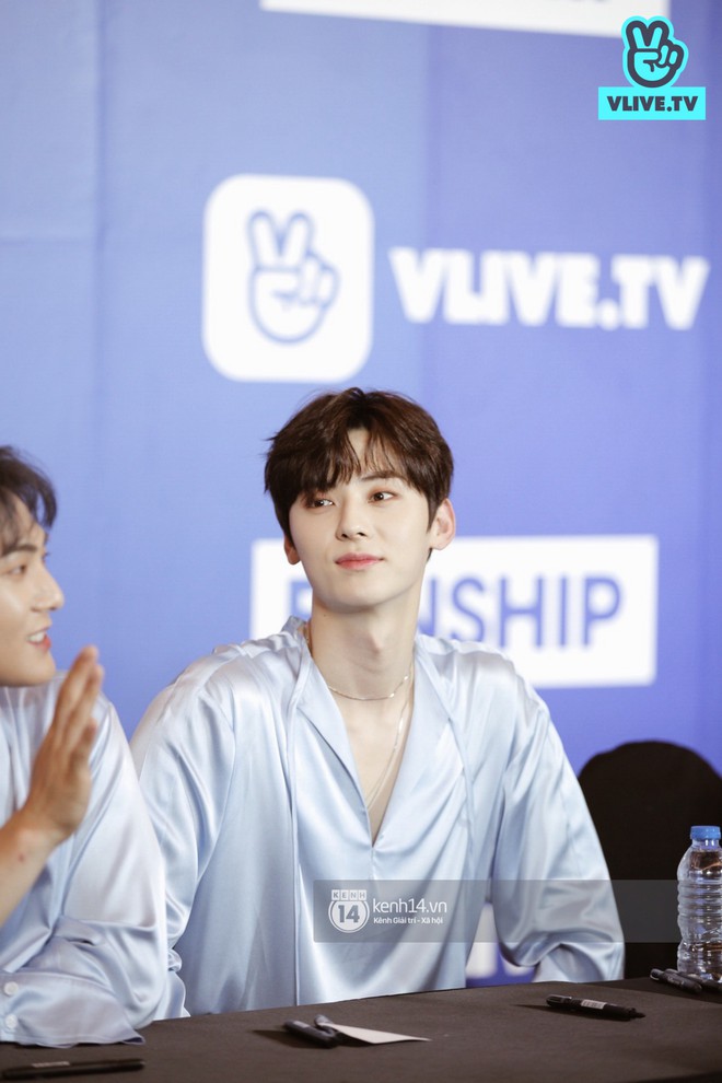 Fansign NUEST tại Sài Gòn: Hwang Min Hyun xứng danh nam thần, 5 thành viên đều gây sốt vì thân thiện hết mức - Ảnh 3.