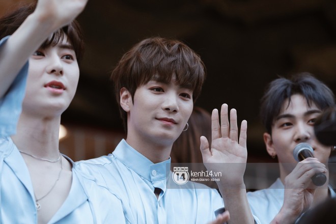 Fansign NUEST tại Sài Gòn: Hwang Min Hyun xứng danh nam thần, 5 thành viên đều gây sốt vì thân thiện hết mức - Ảnh 6.