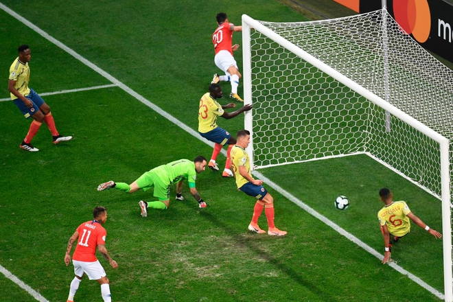 Hung thần của Messi v&agrave; tuyển Argentina 2 lần bị VAR từ chối b&agrave;n thắng nhưng vẫn lạnh l&ugrave;ng tiến v&agrave;o b&aacute;n kết Copa America - Ảnh 2.