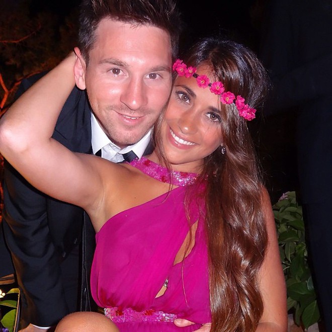 Nhìn cách Messi được vợ tiếp lửa cuồng nhiệt như thế này sau 27 năm gặp nhau, hóa ra chuyện tình trong mơ vẫn còn tồn tại - Ảnh 8.