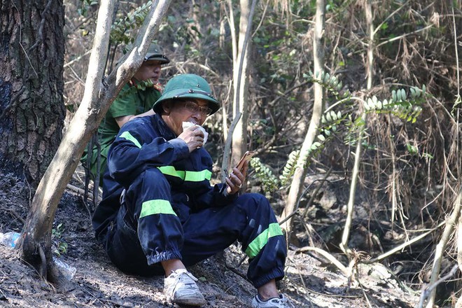 Cháy rừng lớn nhất ở Hà Tĩnh, dãy Hồng Lĩnh tan hoang, ám khói đen kịt - Ảnh 11.