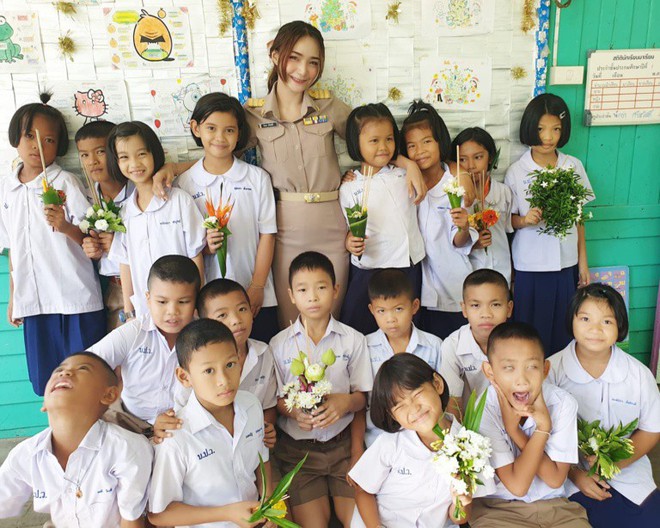 Cô giáo Thái Lan xinh đẹp đăng tải video chào đón học sinh vào lớp mà khiến hàng triệu trái tim thổn thức, ước được làm học sinh thêm lần nữa - Ảnh 2. Cô giáo Thái Lan xinh đẹp đăng tải video chào đón học sinh vào lớp mà khiến hàng triệu trái tim thổn thức, ước được làm học sinh thêm lần nữa - Ảnh 2.