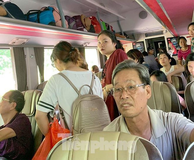 T&agrave;u hỏa trật b&aacute;nh tr&ecirc;n đ&egrave;o Hải V&acirc;n, h&agrave;nh kh&aacute;ch khốn khổ v&igrave; n&oacute;ng - Ảnh 2.