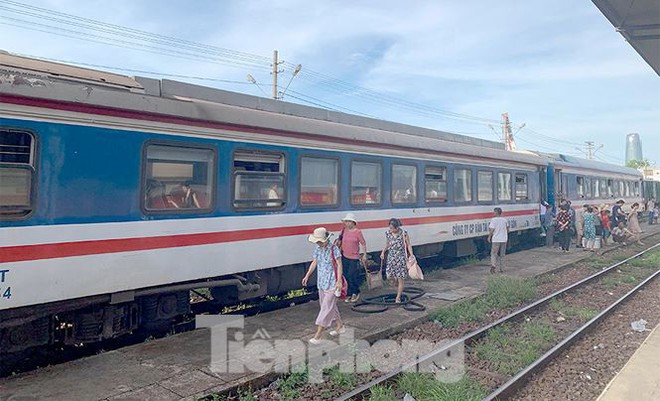 Tàu hỏa trật bánh trên đèo Hải Vân, hành khách khốn khổ vì nóng - Ảnh 3.