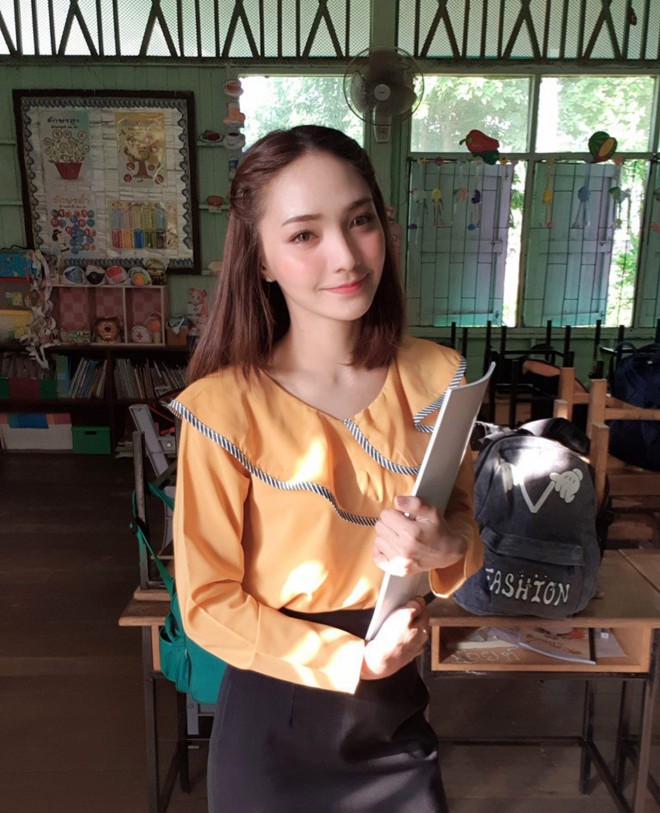Cô giáo Thái Lan xinh đẹp đăng tải video chào đón học sinh vào lớp mà khiến hàng triệu trái tim thổn thức, ước được làm học sinh thêm lần nữa - Ảnh 4.