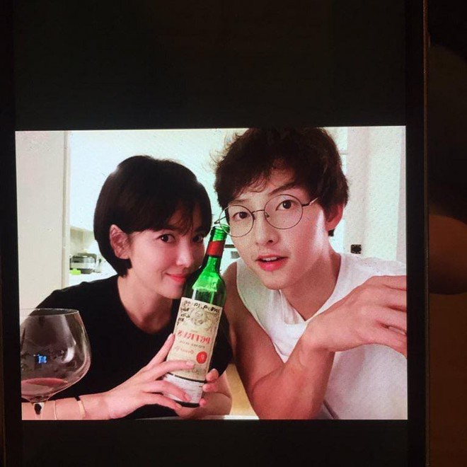 Rò rỉ ảnh siêu hiếm của Song Song trong máy điện thoại bố Song Joong Ki, xót xa còn đúng ngày sinh nhật tài tử - Ảnh 1.