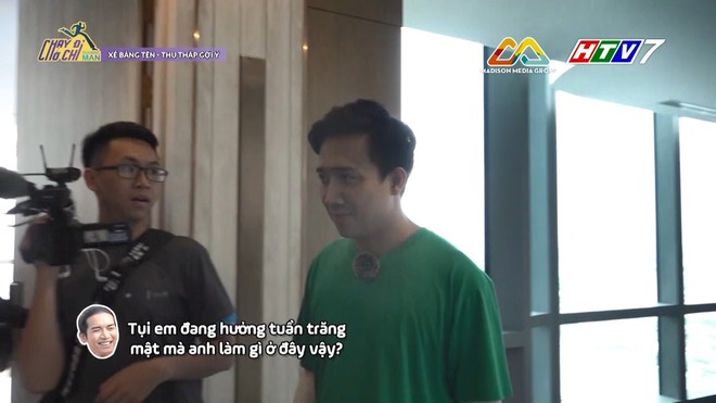 Running Man: Trấn Th&agrave;nh cười ngất khi nhặt được l&ocirc;ng mi giả của Lan Ngọc - Ảnh 5.