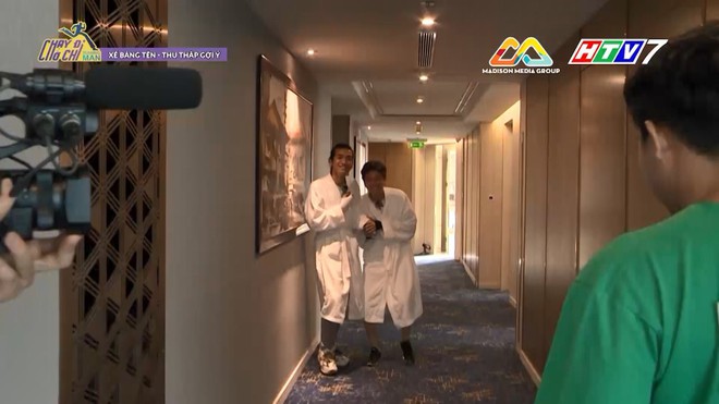 Running Man: Trấn Th&agrave;nh cười ngất khi nhặt được l&ocirc;ng mi giả của Lan Ngọc - Ảnh 6.