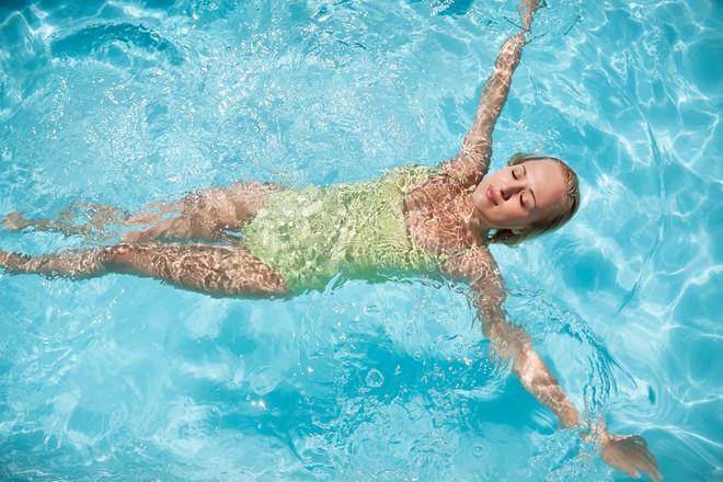 Nếu có ý định đi bơi thì bạn nên tránh chọn khung giờ từ 10 giờ sáng – 4 giờ chiều