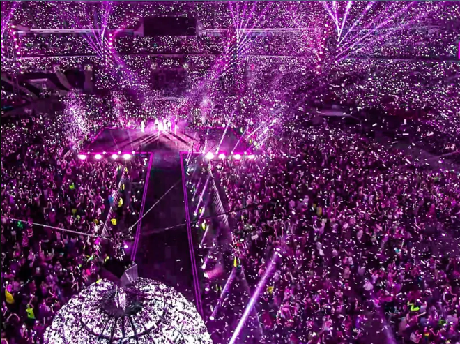 Hơn 60.000 ARMY đ&atilde; d&agrave;nh cho BTS bất ngờ g&igrave; tại th&aacute;nh địa Wembley m&agrave; khiến c&aacute;c th&agrave;nh vi&ecirc;n phải bật kh&oacute;c nức nở? - Ảnh 12.