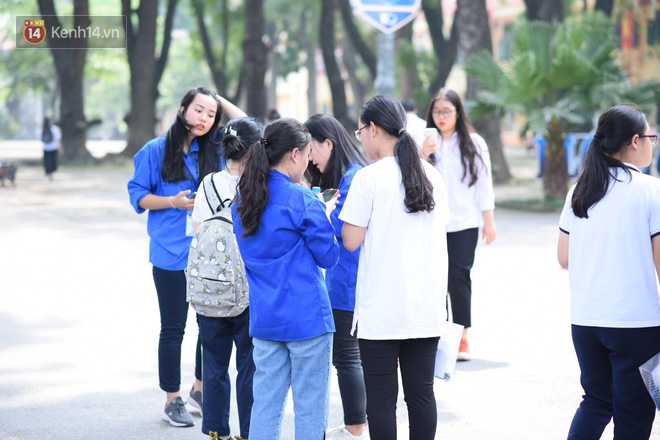 Bắt đầu kỳ thi vào lớp 10 các trường Chuyên lớn nhất Hà Nội và TPHCM: Thí sinh mệt mỏi vì nắng nóng - Ảnh 24.