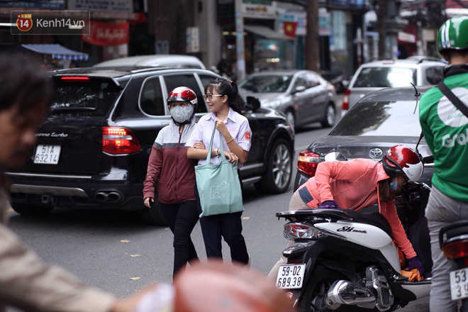 Bắt đầu kỳ thi vào lớp 10 các trường Chuyên lớn nhất Hà Nội và TPHCM: Thí sinh mệt mỏi vì nắng nóng - Ảnh 29.