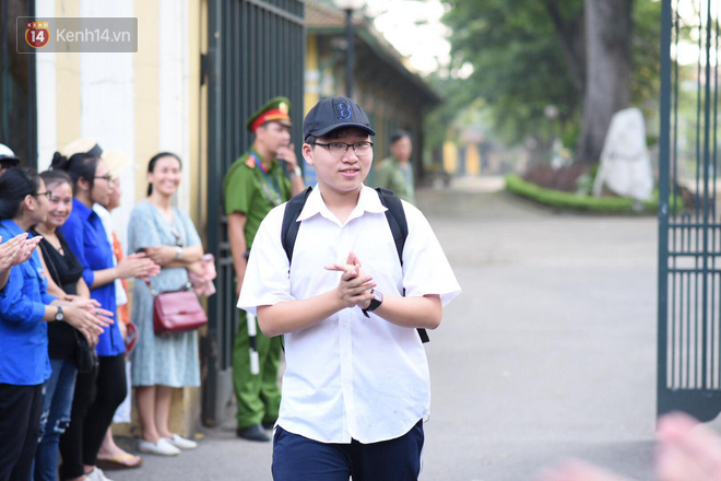 Đề thi chuyên Toán lớp 10 tại Hà Nội năm 2019: Đề khó, xuất hiện 2 câu hỏi thách thức học sinh - Ảnh 2.