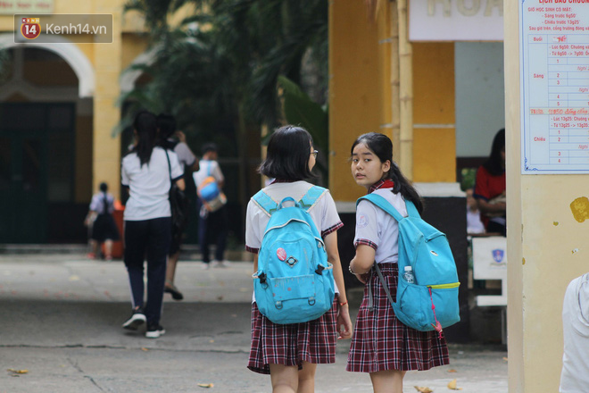 Bắt đầu kỳ thi vào lớp 10 các trường Chuyên lớn nhất Hà Nội và TPHCM: Thí sinh mệt mỏi vì nắng nóng - Ảnh 36.