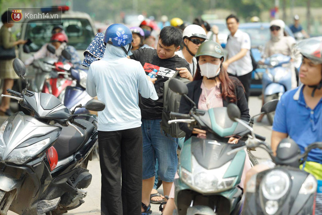 Bắt đầu kỳ thi vào lớp 10 các trường Chuyên lớn nhất Hà Nội và TPHCM: Thí sinh mệt mỏi vì nắng nóng - Ảnh 21.