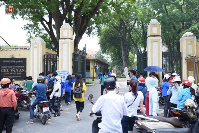 Bắt đầu kỳ thi vào lớp 10 các trường Chuyên lớn nhất Hà Nội và TPHCM: Thí sinh mệt mỏi vì nắng nóng - Ảnh 26.