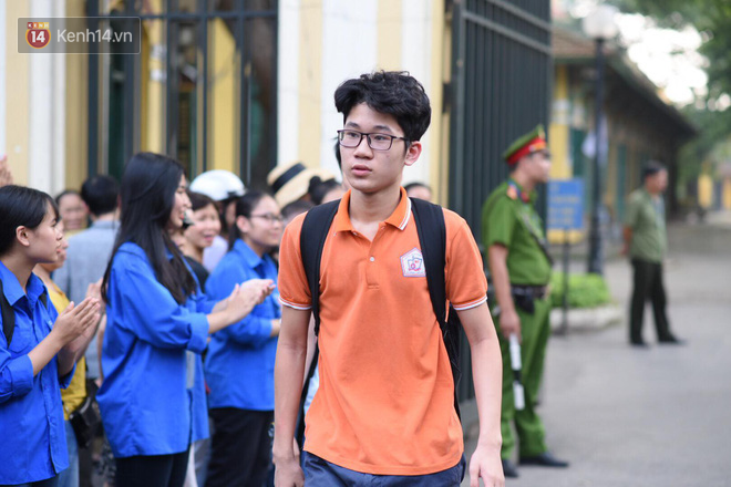 Đề thi chuyên Toán lớp 10 tại Hà Nội năm 2019: Đề khó, xuất hiện 2 câu hỏi thách thức học sinh - Ảnh 6.