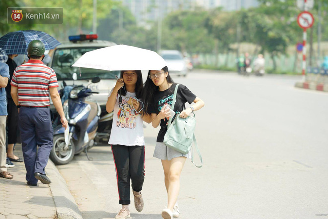 Bắt đầu kỳ thi vào lớp 10 các trường Chuyên lớn nhất Hà Nội và TPHCM: Thí sinh mệt mỏi vì nắng nóng - Ảnh 23.