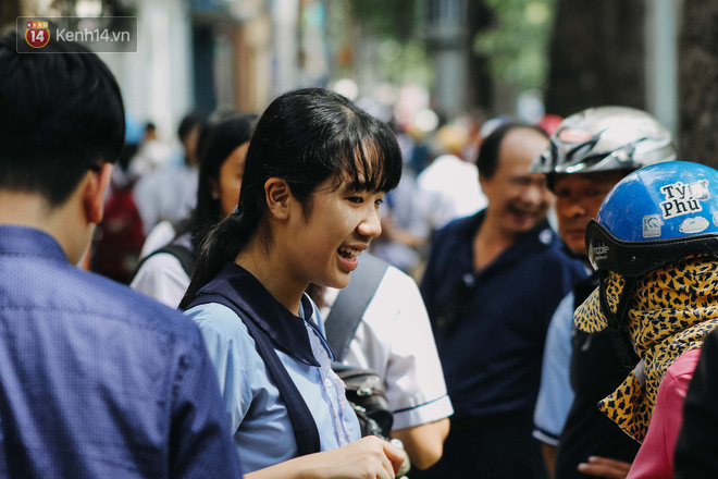 Kết thúc kỳ thi vào lớp 10 hệ không chuyên: Chưa bao giờ thấy thí sinh cười vui vẻ đến vậy - Ảnh 13.