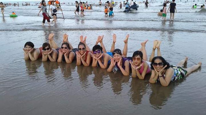 Cứ tưởng hội bạn th&acirc;n n&agrave;o mới nổi, th&igrave; ra sếp v&agrave; nh&acirc;n vi&ecirc;n đi chơi cũng rủ nhau chụp ảnh &ldquo;lầy&rdquo; bất chấp thế n&agrave;y - Ảnh 3.