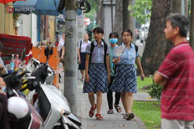 Bắt đầu kỳ thi vào lớp 10 các trường Chuyên lớn nhất Hà Nội và TPHCM: Thí sinh mệt mỏi vì nắng nóng - Ảnh 38.