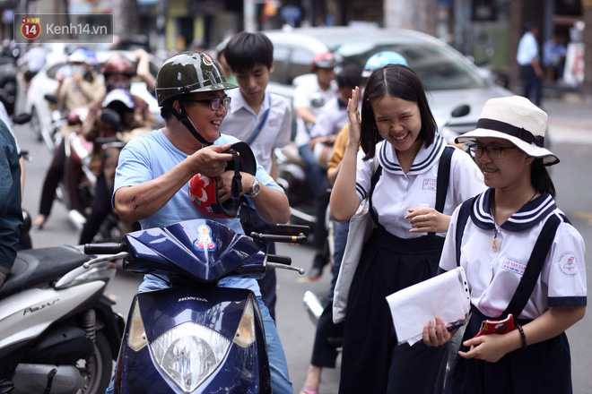 Bắt đầu kỳ thi vào lớp 10 các trường Chuyên lớn nhất Hà Nội và TPHCM: Thí sinh mệt mỏi vì nắng nóng - Ảnh 32.