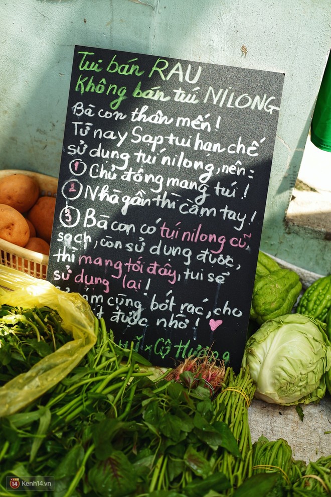 Gặp cô bán rau vui tính ở Sài Gòn với tấm bảng không bán túi nilon: Nhiều khách bảo cô làm trò xàm xí! - Ảnh 1.