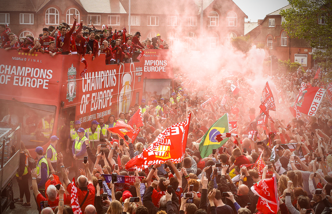 Liverpool rước cúp vô địch Champions League: Biển người nhuộm đỏ thành phố cảng sau 14 năm mòn mỏi chờ đợi - Ảnh 6.