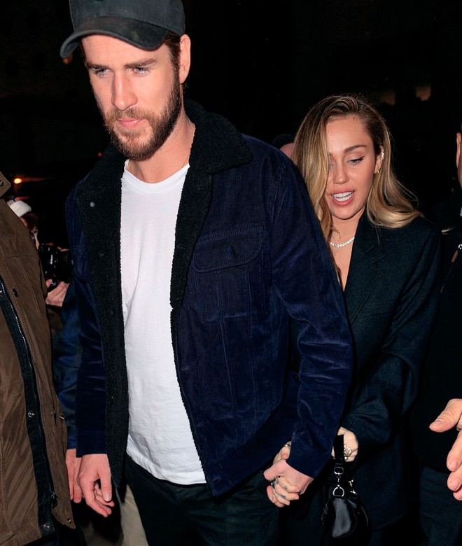 Miley Cyrus bất ngờ bị fan cuồng sàm sỡ, cưỡng hôn và đây là hành động của ông xã Liam Hemsworth - Ảnh 2.