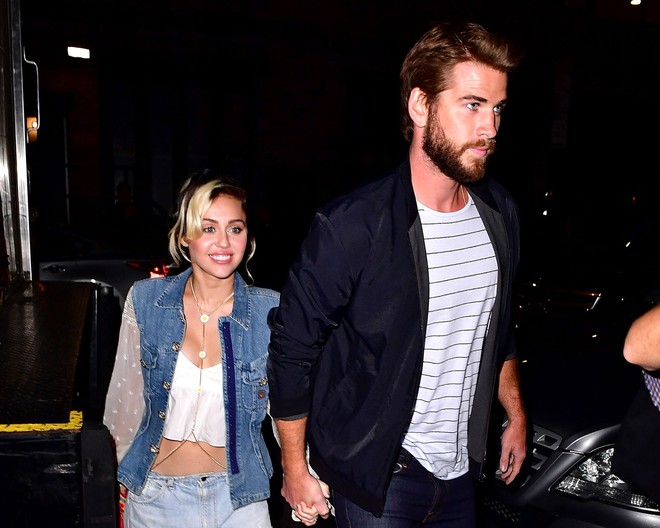 Miley Cyrus bất ngờ bị fan cuồng sàm sỡ, cưỡng hôn và đây là hành động của ông xã Liam Hemsworth - Ảnh 3.