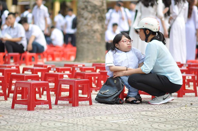 Lễ bế giảng cuối cùng của nữ sinh xương thuỷ tinh với thân hình nhỏ bé nhưng nghị lực phi thường - Ảnh 1.