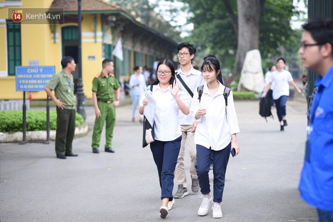 Kết thúc kỳ thi vào lớp 10 hệ không chuyên: Chưa bao giờ thấy thí sinh cười vui vẻ đến vậy - Ảnh 3.