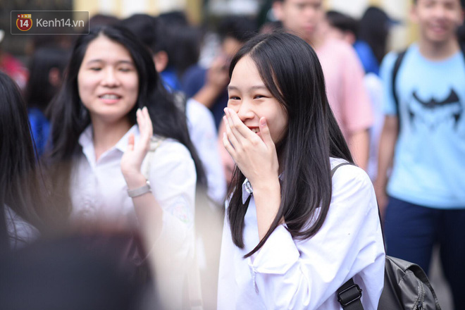 Kết thúc kỳ thi vào lớp 10 hệ không chuyên: Chưa bao giờ thấy thí sinh cười vui vẻ đến vậy - Ảnh 5.