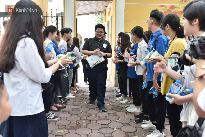 Kết thúc kỳ thi vào lớp 10 hệ không chuyên: Chưa bao giờ thấy thí sinh cười vui vẻ đến vậy - Ảnh 6.