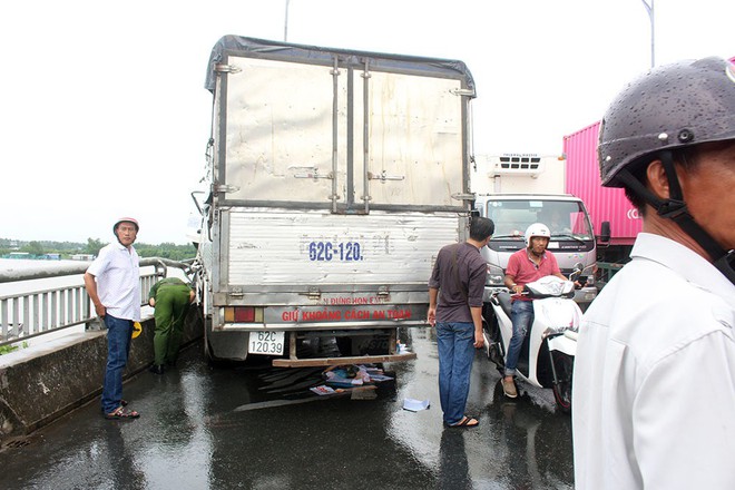 Xe tải tông loạn xạ trên cầu Rạch Miễu, 2 người chết - Ảnh 2.