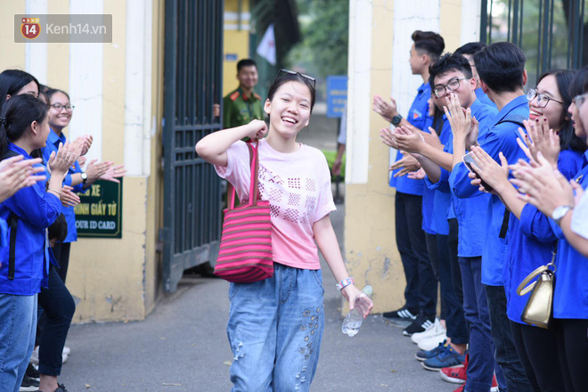 Bắt đầu kỳ thi vào lớp 10 các trường Chuyên lớn nhất Hà Nội và TPHCM: Thí sinh mệt mỏi vì nắng nóng - Ảnh 11.