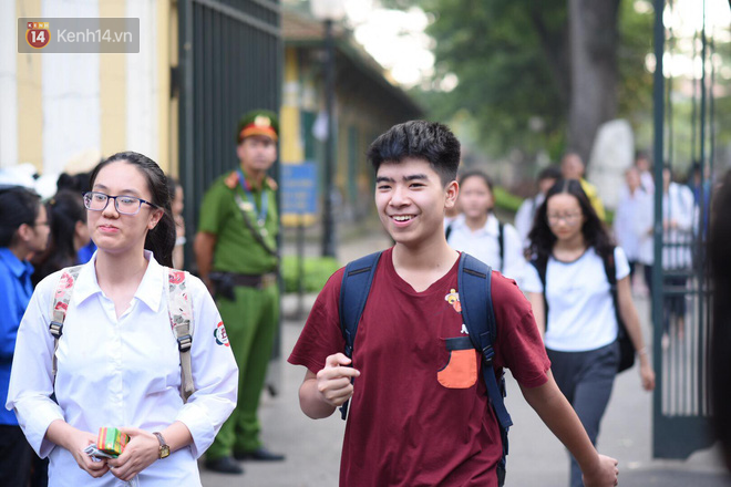 Bắt đầu kỳ thi vào lớp 10 các trường Chuyên lớn nhất Hà Nội và TPHCM: Thí sinh mệt mỏi vì nắng nóng - Ảnh 12.