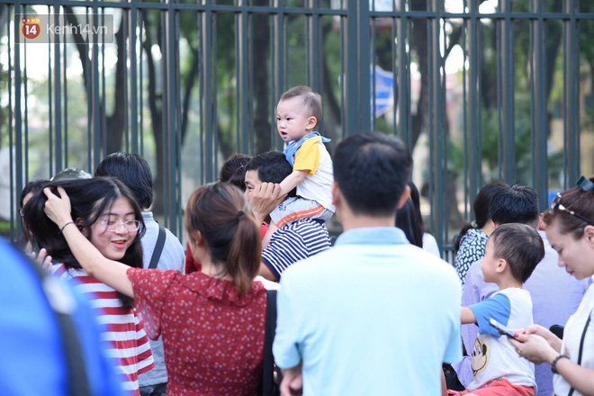 Bắt đầu kỳ thi vào lớp 10 các trường Chuyên lớn nhất Hà Nội và TPHCM: Thí sinh mệt mỏi vì nắng nóng - Ảnh 14.